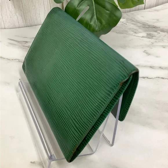 GUC Louis Vuitton Green Epi Sarah Wallet - Picture 2 of 8